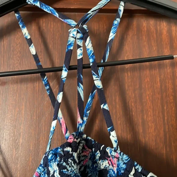 Hollister Floral Crop Top With Keyhole Front and Back—Smocked Very Stretchy - Picture 4 of 6